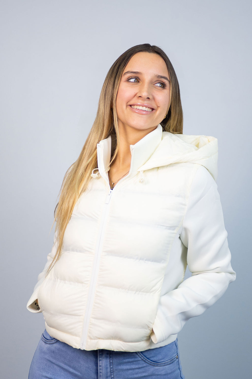 Chaqueta Deportiva Lilia Ajustada y Gorro Removible