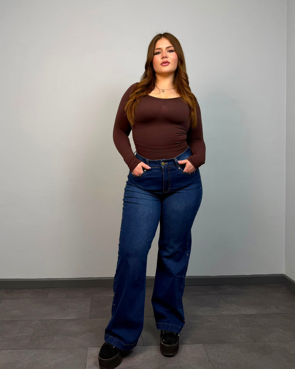 Jeans Wide Leg Berlín con Tachas Laterales