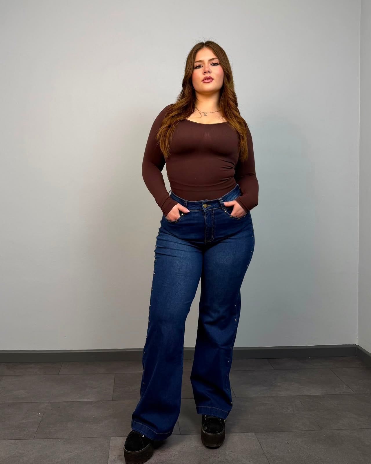 Jeans Wide Leg Berlín con Tachas Laterales