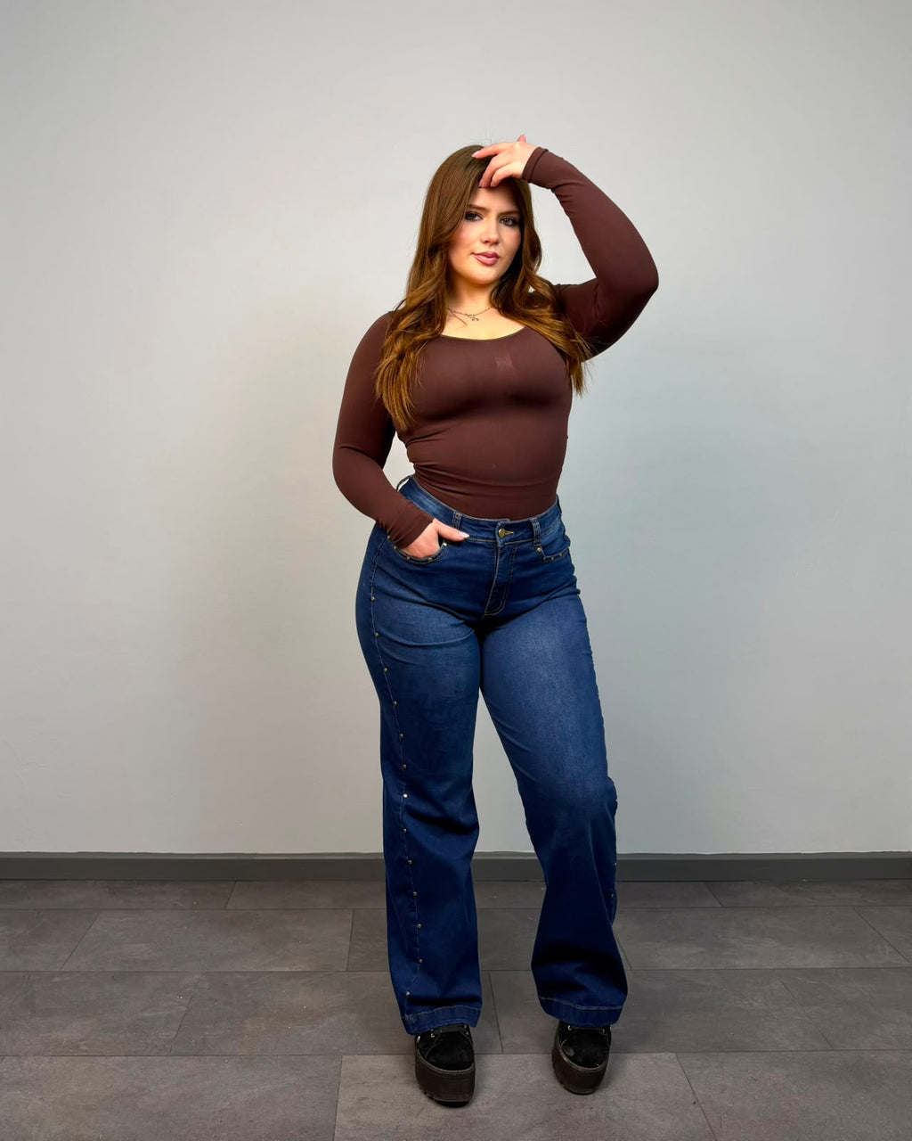 Jeans Wide Leg Berlín con Tachas Laterales